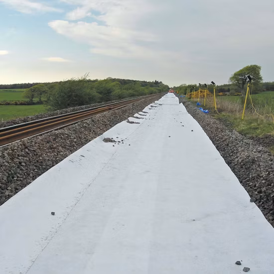 Chine Fabricant CE/ASTM/GB Normes PP/Pet Tissu géotextile perforé à l'aiguille non tissée pour la construction de routes de tunnel de mine de lac d'enfouissement agricole