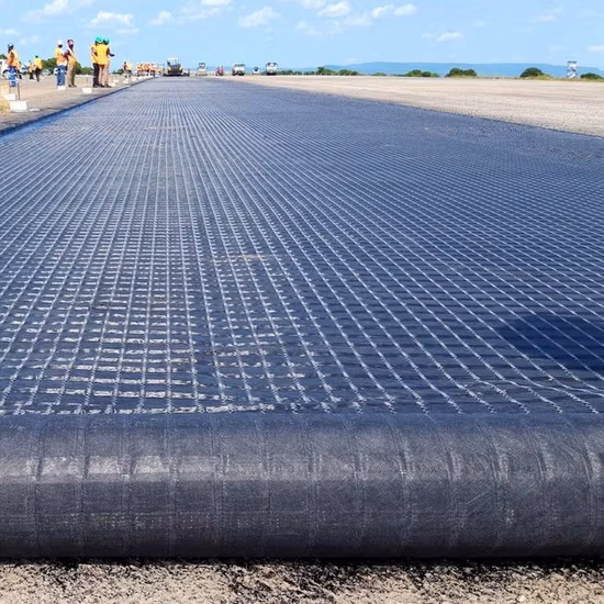 Polyester (PET) Geogrid Bitume non tissé composite enduit pour le renforcement de la couche d'asphalte